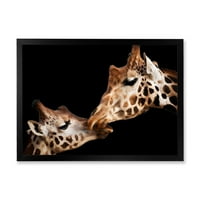 DesignArt 'Затвори на две жирафи што се бакнуваат со ii' Фарма куќа врамена уметничка печатење